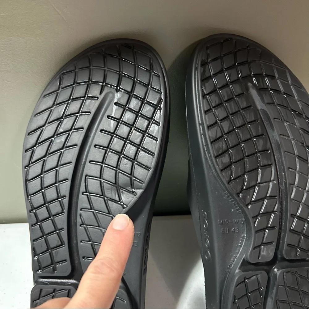OOFOS OOahh Black Slide Unisex Sandals M-10 W-12 Euro 43 Sport Recovery.